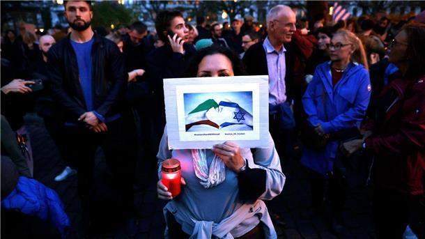 Nahost-Krise: Unterschiedliche Reaktionen in Deutschland Menschen nehmen vor der Synagoge am Berliner Fraenkelufer an einer Mahnwache teil.