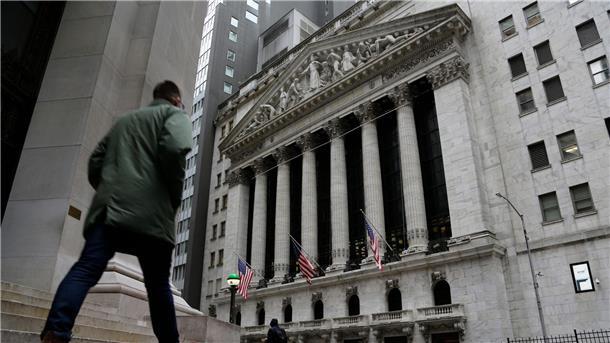 Wall Street nach Aussagen von Powell und Yellen unter Druck Menschen passieren die Fassade der New Yorker Börse.