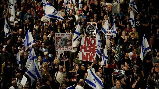 Israel fliegt Luftangriff im Westjordanland Menschen protestieren gegen die Regierung des israelischen Premierministers Netanjahu und fordern die Freilassung der Geiseln.
