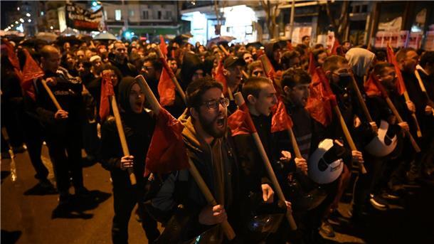 Griechenland: Proteste und Randale nach schwerem Zugunglück Menschen rufen während einer Demonstration Parolen. Trauer und Entsetzen herrschen in Griechenland nach dem schweren Zugunglück mit mehreren Toten und Verletzten.