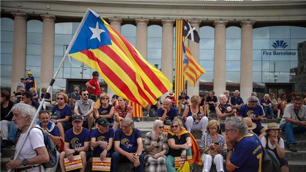 Zehntausende besuchen Demo für Kataloniens Unabhängigkeit Menschen schwenken Estelada-Fahnen während einer Kundgebung in Barcelona.