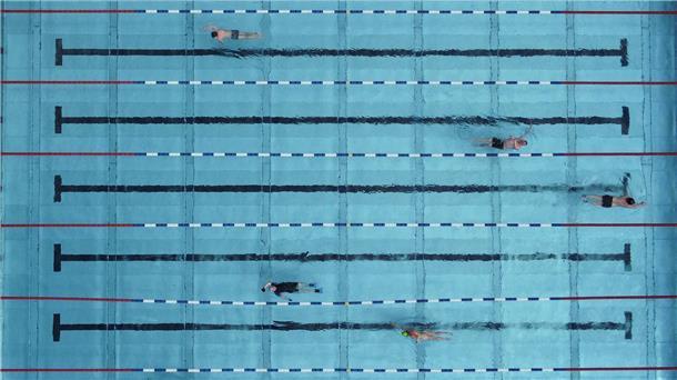 Keine großen Probleme in Bremer Freibädern laut Behörden  Menschen schwimmen in einem Freibad.