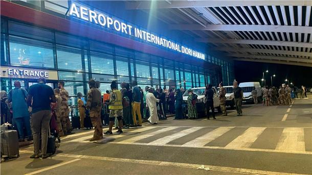 Europäer aus dem Niger evakuiert - Nigeria erhöht Druck Menschen sind vor dem dem internationalen Flughafen von Niamey zu sehen. Knapp eine Woche nach dem Militärputsch im Niger hat Frankreich mit der Evakuierung seiner Staatsbürger aus dem westafrikanischen Land begonnen.