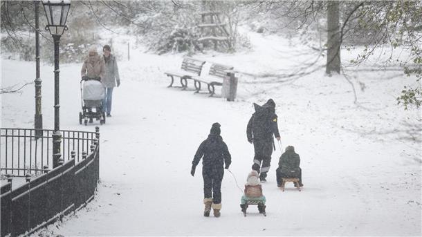 Winter geht weiter: Kälte, Schnee - und auch noch Streiks Menschen spazieren durch den verschneiten Volkspark Friedrichshain in Berlin.