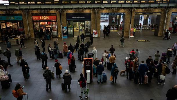 Streiks: Kein Zugverkehr in Großbritannien an Weihnachten Menschen stehen an Anzeigetafeln im Londoner Bahnhof Kings Cross: Streiks behindern den Reiseverkehr zu Weihnachten erheblich.