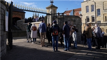 Menschen stehen Schlange, als Windsor Castle und die St. George’s Chapel zum ersten Mal seit dem Tod von Königin Elisabeth II. wieder für die Öffentlichkeit geöffnet werden.