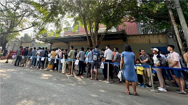 Zum Wehrdienst gezwungen: Massenflucht aus Myanmar Menschen stehen vor der thailändischen Botschaft in Yangon in einer Schlange, um ein Visum zu erhalten.