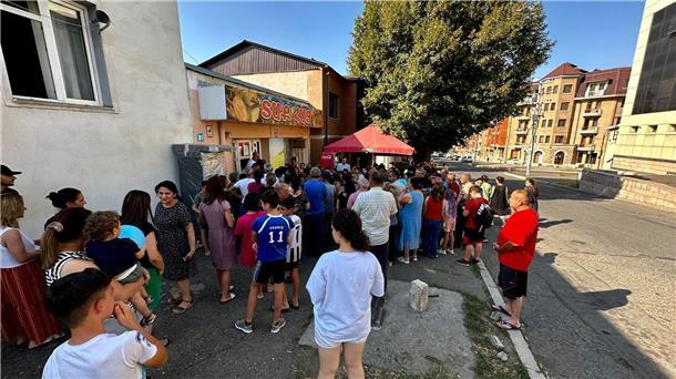 Katastrophale Lage in Berg-Karabach: Baerbock appelliert Menschen stehen vor einer Bäckerei in Stepanakert, Berg-Karabach, um Brot an. Die Lage in der Enklave spitzte sich aufgrund der Blockade zuletzt weiter zu.