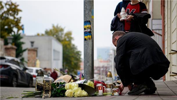 Tödlicher Angriff auf Gay-Bar in Bratislava schockt Slowakei Menschen stellen Kerzen am Tatort nach Schüssen vor einer Schwulenbar ab. Im Zentrum der slowakischen Hauptstadt Bratislava hat ein Angreifer vor einer Schwulenbar zwei Männer erschossen und eine Kellnerin schwer verletzt.