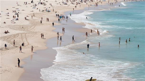 Hitze - Australien ruft Wetterphänomen El Niño aus Menschen suchen Abkühlung am Bondi Beach in Sydney.
