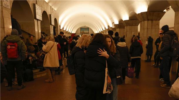Klitschko berichtet von Schäden in Kiew nach Drohnenangriff Menschen suchen an Silvester Schutz in einer U-Bahn-Station in Kiew.