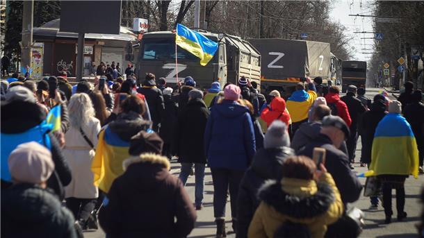 Krieg gegen die Ukraine: So ist die Lage Menschen tragen während einer Kundgebung in Cherson ukrainische Fahnen (Archivbild März 2022).
