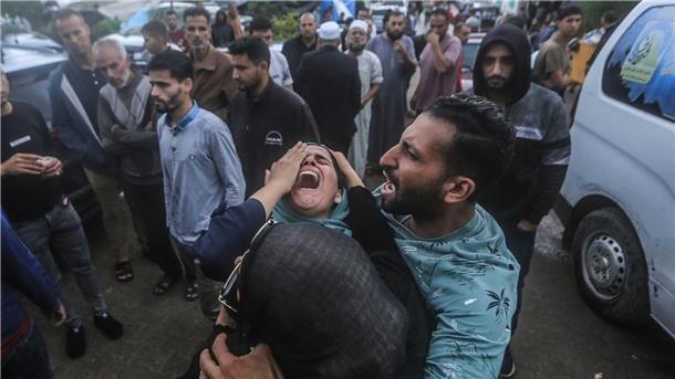 Menschen trauern in der Nähe der Leichenhalle des Nasser-Krankenhauses, um die Opfer eines israelischen Bombardements.