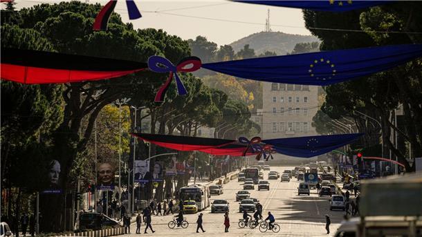 EU will Westbalkanstaaten enger an sich binden Menschen überqueren den Bulevardi Dëshmorët e Kombit (Boulevard der Märtyrer) in Albaniens Hauptstadt Tirana.