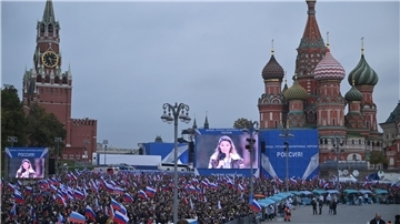 Menschen versammeln sich auf dem Roten Platz, um die Annexion der ukrainischen Regionen an Russland zu feiern. Die ARD berichtete in einem „Brennpunkt“.