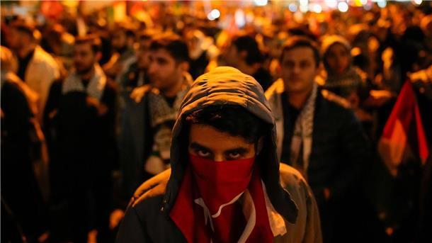 Menschen versammeln sich vor dem israelischen Konsulat in Istanbul während eines Protestes gegen das Abfangen der Global Sumud Flottilla.