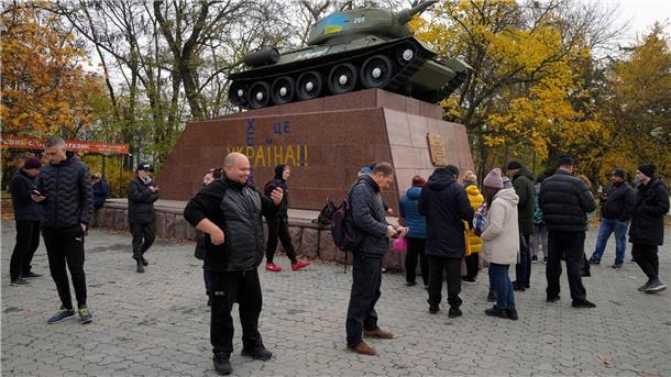Krieg gegen die Ukraine: So ist die Lage Menschen versuchen sich auf dem zentralen Platz in Cherson mit dem Internet zu verbinden und zu telefonieren.