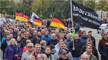 Menschen während einer Demonstration im Stadtzentrum von Frankfurt (Oder).