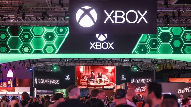 Großer Andrang bei Gamescom - Verband sieht positive Zukunft Menschen warten vor dem Gamescom-Stand von Microsoft Xbox.