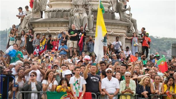 Menschen warten vor dem Präsidentenpalast auf die Ankunft des Papstes. Zehntausende Gläubige jubelten dem Pontifex zu und begrüßten ihn mit Fahnen und Postern.