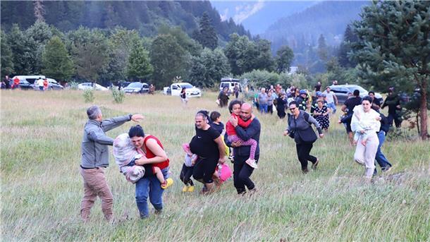 Menschen werden nach einem Erdrutsch in der Nähe von Schowi in Georgien aus einem Ferienort evakuiert.