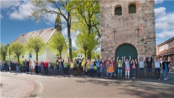 Menschenkette in Bramel: Die Aktion sollte auch Interessierte für einen neuen Kirchenvorstand werben. 