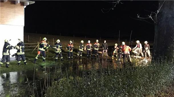 Hochwasser-Update: Feuerwehr bekommt in Stuckenborstel unterstützung von Landwirten Menschenkette zum Transport der Sandsäcke.