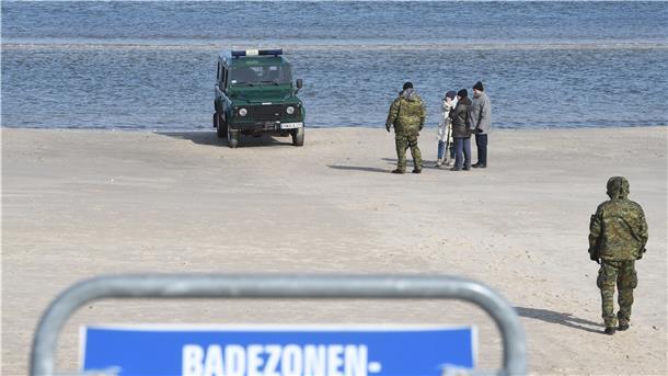 Menschenleer ist der Strand in Nordenhams polnischer Partnerstadt Swinemünde. Die Sperrung wird streng kontrolliert.