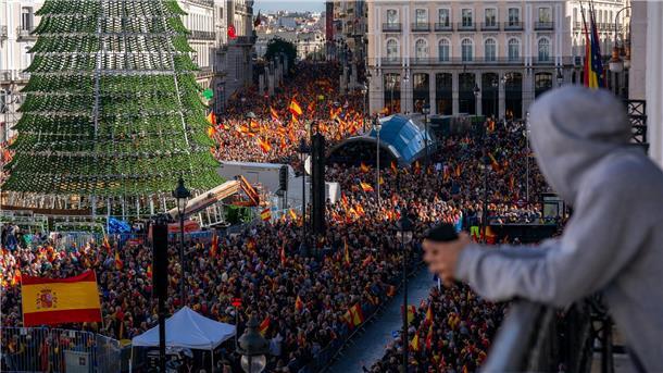 Demo in Spanien: Hunderttausend gegen Amnestie für Katalanen Menschenmengen versammeln sich in Madrid auf der zentralen Puerta del Sol während einer Demonstration der konservativen spanischen Volkspartei gegen die geplante Amnestie für alle von der Justiz zwischen 2012 und 2023 verfolgten „Catalanistas“.