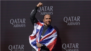 Mercedes-Pilot Lewis Hamilton jubelt nach seinem Sieg in Silverstone.
