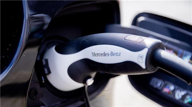 Mercedes beginnt 2023 mit Bau von E-Ladesäulen Mercedes will bis zum Ende des Jahrzehnts weltweit 10.000 Schnellladepunkte für Elektro-Autos aufbauen.