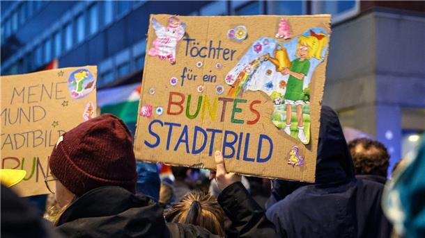 Umfrage: Mehrheit stimmt Merz‘ „Stadtbild“-Äußerungen zu Merz‘ Äußerungen lösten Proteste aus, finden aber auch viel Zuspruch.