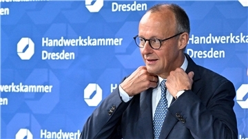 Merz kommentiert Frauen-Forderungen zunächst nicht Merz hatte vor rund zwei Wochen mit einer Äußerung zur Migrationspolitik der Bundesregierung eine Debatte ausgelöst.