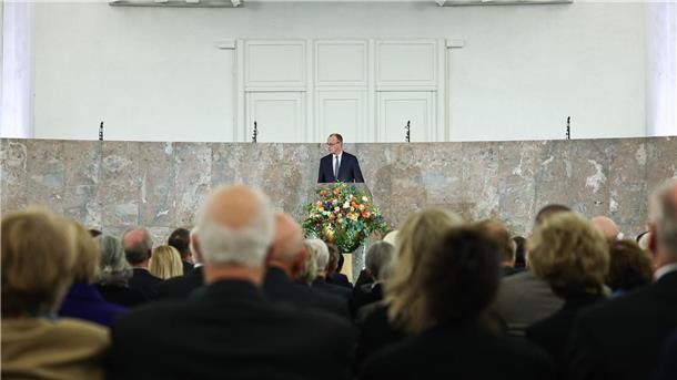 Merz spricht bei einer Feier für Friedrich von Metzler in der Frankfurter Paulskirche