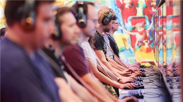 Studie: Gaming-Industrie mit steigenden Umsätzen Messebesucher der Computer- und Videospielemesse „Gamescom“ testen ein Computerspiel.
