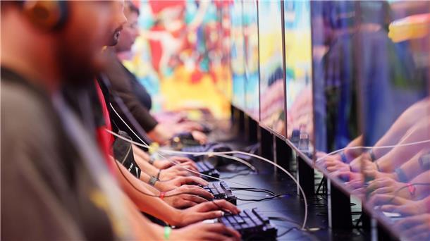 Bund stoppt Anträge für Computerspiele-Förderung Messebesucher testen Computerspiele auf der Gamescom (Archivbild).