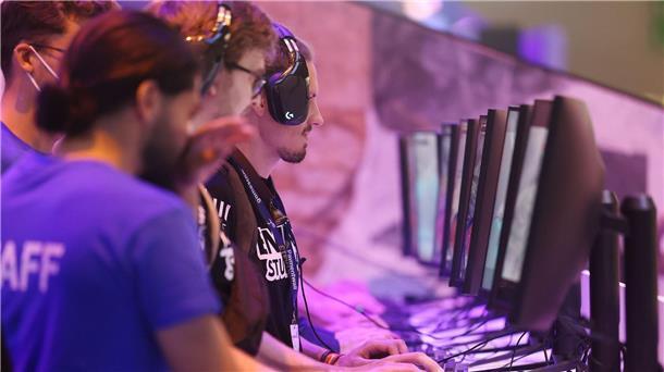 Gamescom startet mit Live-Show Messebesucher testen ein Computerspiel bei der Gamescom 2022.