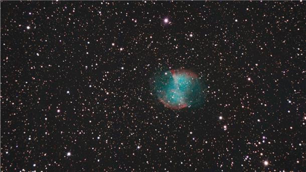 Messier 27 (M27) ist ein heller planetarischer Nebel. Der Nebel wurde von einem alten Stern am Ende seiner Entwicklung abgestoßen.