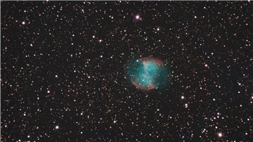 Messier 27 (M27) ist ein heller planetarischer Nebel. Der Nebel wurde von einem alten Stern am Ende seiner Entwicklung abgestoßen.