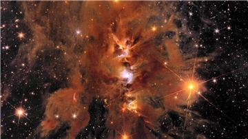 „Messier 78“: ein leuchtender, von interstellarem Staub umhüllter Sternhaufen.
