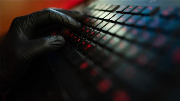 Meta: Russische Einfluss-Kampagnen werden größer und plumper Meta warnt vor einer großen Zahl oft kurzlebiger russischer Fake-Accounts, deren Ziel es sei, die Unterstützung der Ukraine im Westen zu schwächen.
