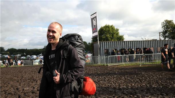 Metalfans feiern in Wacken, aber nicht alle dürfen rein Metal-Fan Christian aus Husum vor dem Haupteingang zu dem vom Regen aufgeweichten Festivalgelände.
