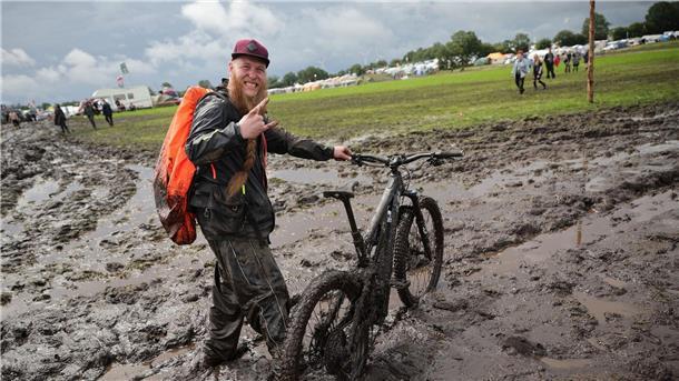 Metalfans feiern in Wacken, aber nicht alle dürfen rein Metal-Fan Lukas hat trotz oder wegen des schlammigen Festivalgelände eine gute Zeit.