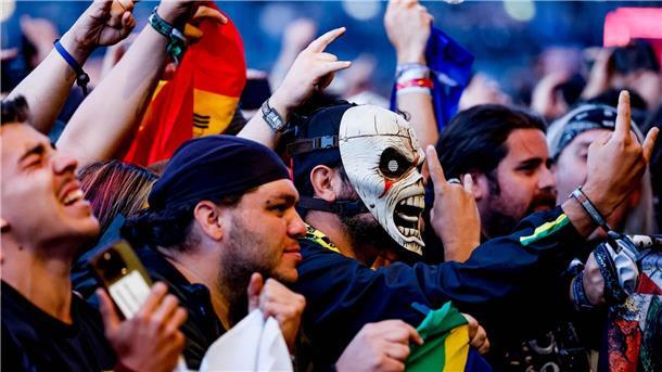 Metalfans verlassen Wacken ohne Probleme Metal-Fans bei einem der Konzerte beim Wacken Open Air.