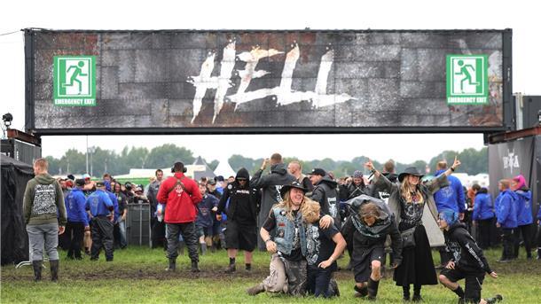 Metalfans feiern in Wacken, aber nicht alle dürfen rein Metal-Fans freuen sich nach der Öffnung der Tore zum inneren Festivalgelände in Wacken.