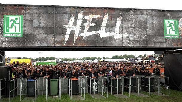 Metalfans feiern in Wacken, aber nicht alle dürfen rein Metal-Fans warten an einem der Eingänge auf die Öffnung des Festivalgeländes.