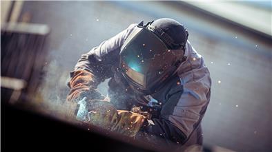 Metallbauer Marcel Buck arbeitet seit 2007 bei der Firma Seitz in Bremerhaven. Auch an heißen Tagen schweißt er Metall unter Schutzgas mit voller Sicherheitsausrüstung.