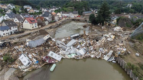 Ermittlungen zur Ahr-Flut eingestellt Meterhoch türmen sich im Juli 2021 wenige Tage nach der Flutkatastrophe Wohnwagen, Gastanks, Bäume und Schrott an einer Brücke über die Ahr in Altenahr-Kreuzberg.