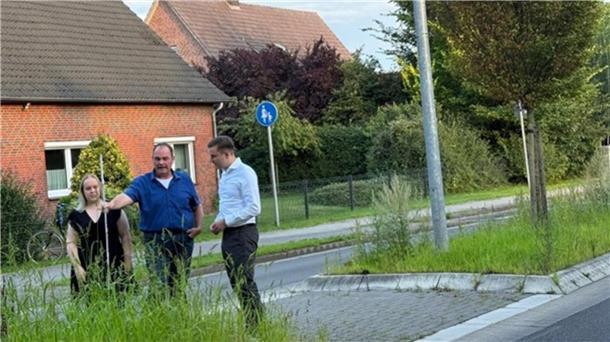 Ortsrat Bevern fordert mehr Unterstützung durch die Stadtverwaltung Meterhohes Unkraut sorgt für Kopfschütteln bei den Ortsratsmitgliedern Eileen Schröder (von links), Hendrik Meyer und Ortsbürgermeister Niklas Brockmann.