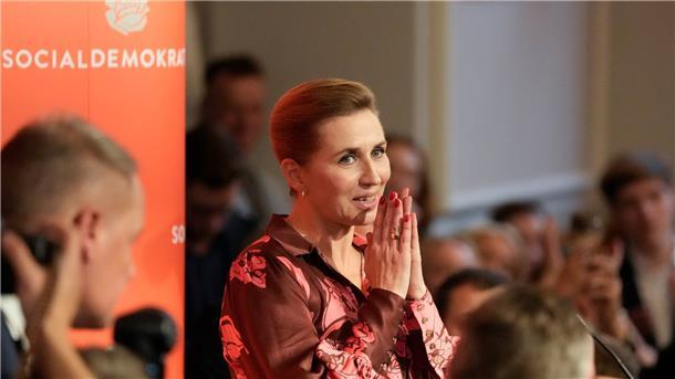 Mette Frederiksen spricht in der Wahlnacht zu Mitgliedern ihrer Partei.
